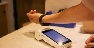 Qual a diferença de material de construção entre o Galaxy Watch 8 (alumínio) e a versão Classic (aço inoxidável)?