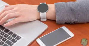 Como é a qualidade da tela Super AMOLED do Galaxy Watch 8? Quais suas especificações de brilho (nits) e proteção?